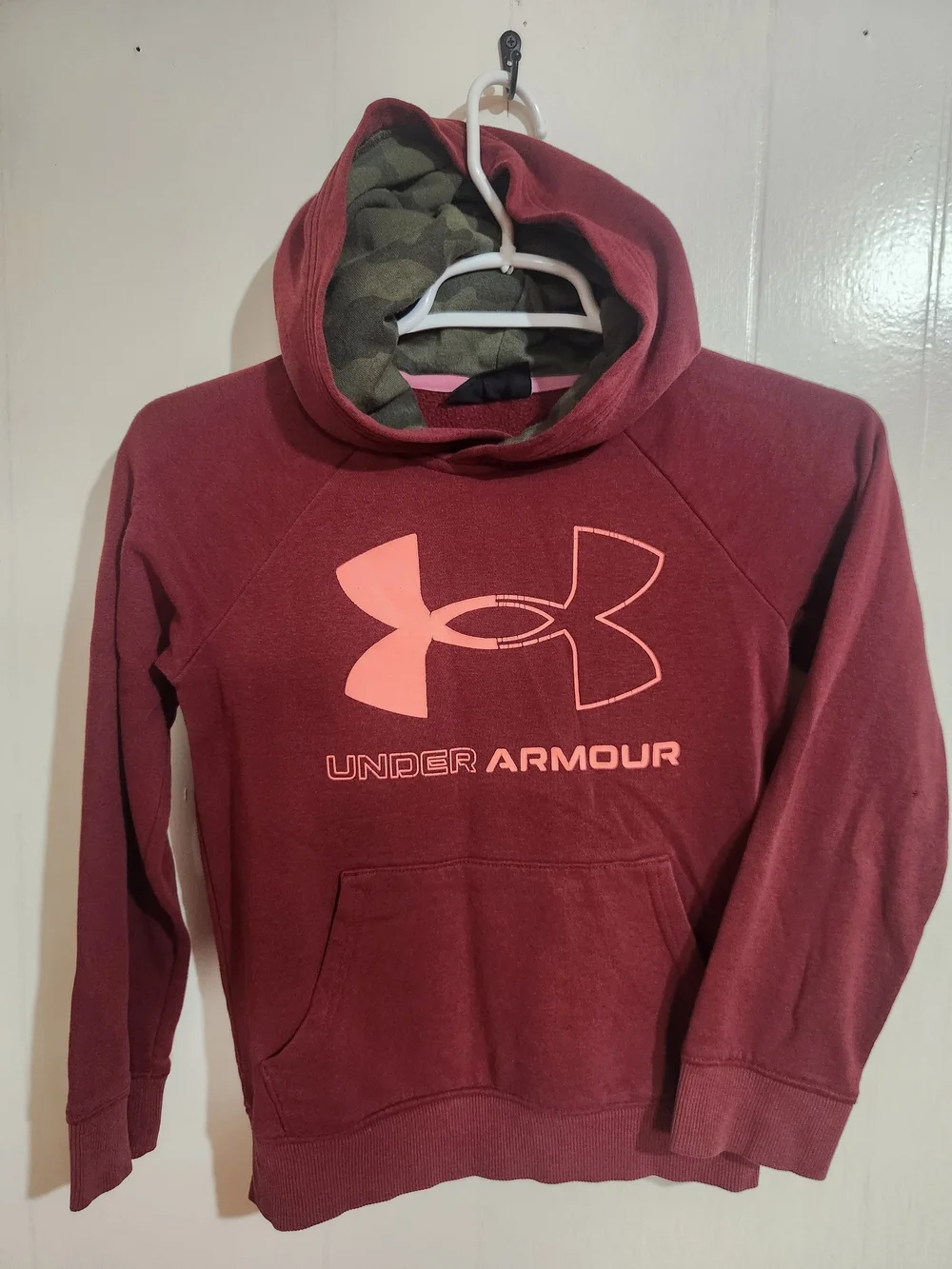 Under Armour Youth Small Loose Fit Maroon Hoodie with Camo Hood Athletic & Cozy